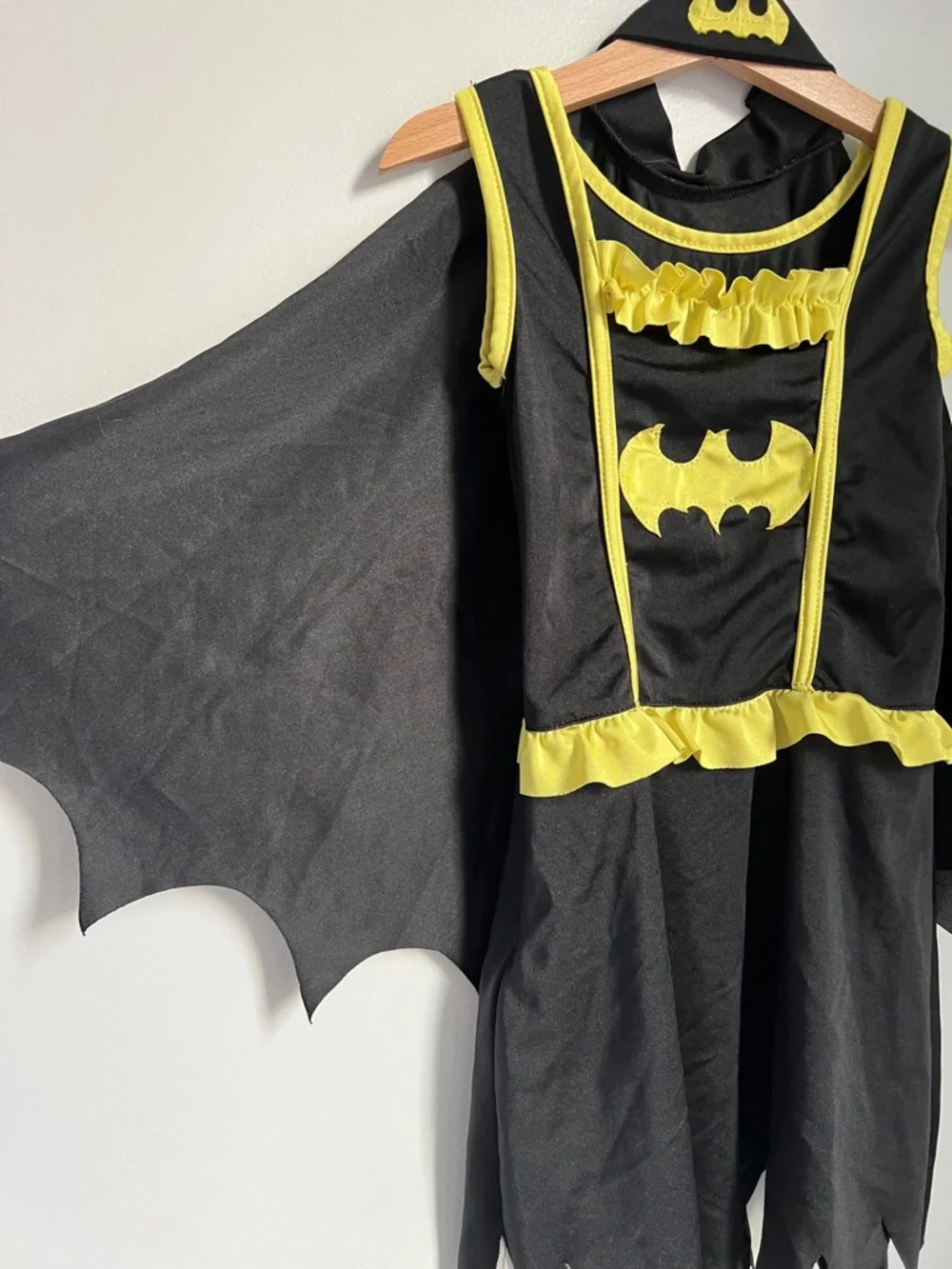 Kids Black and Yellow Batgirl Dress and Cape Halloween Costume Size S (4T)